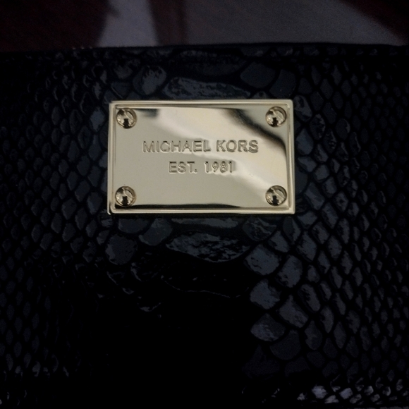 Michael Kors Jet Black Embossed Snake Skin Double Pocket Phone Wallet Wristlet - Picture 4 of 6